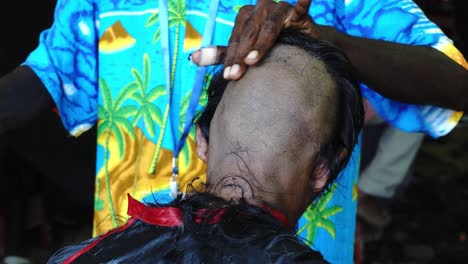el cabello cortado del devoto