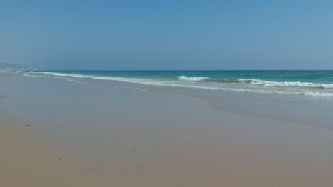 Espectaculares-Playas-En-Zahara-De-Los-Atunes-En-La-Provincia-De-Cádiz,-Mar-En-Calma