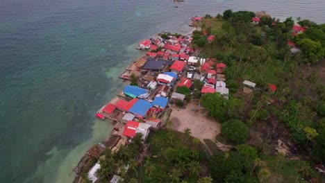 Pueblo-Costero-De-Chabolas-En-La-Costa-De-La-Isla-Caribeña-Tropical-Colombiana