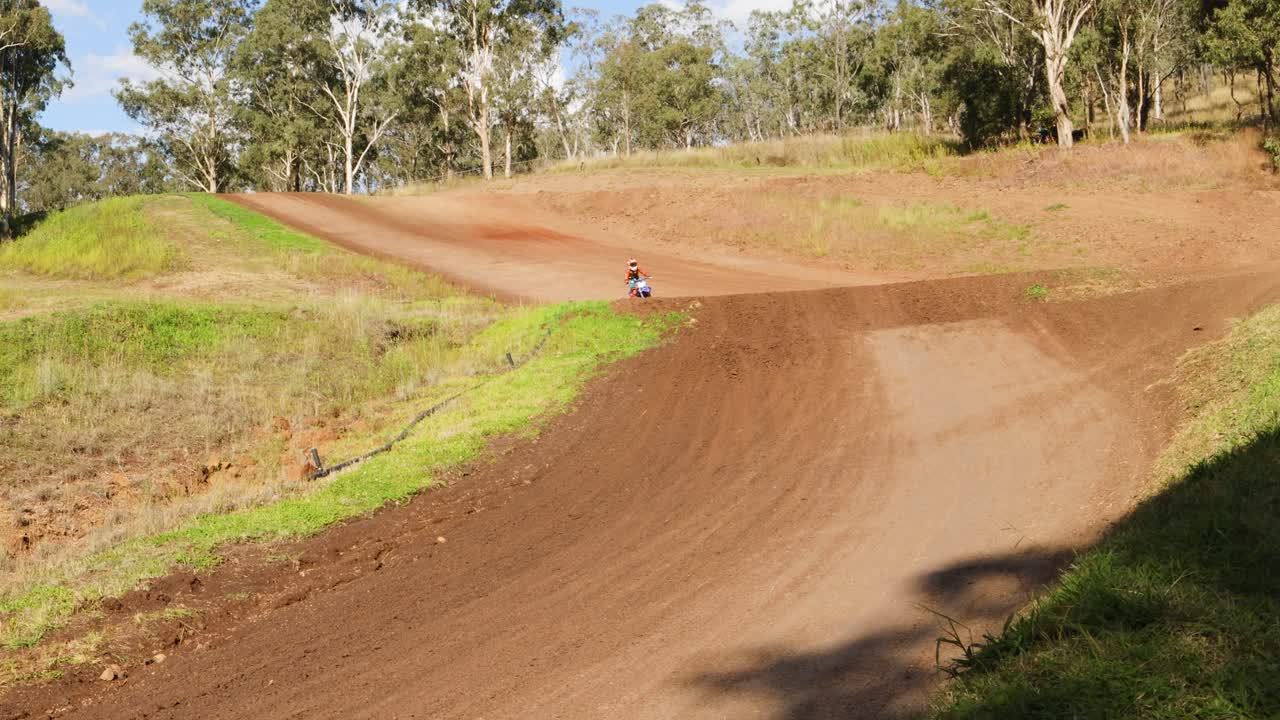 motociclistas compiten en una pista de tierra rural