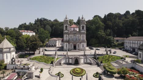 El-Retroceso-Aéreo-Revela-La-Majestuosa-Iglesia-De-Bom-Jesus-Y-Las-Icónicas-Escaleras-Con-Jardines---Braga