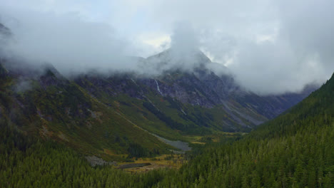 Erstaunliche-Landschaft-Der-Berge-In-Britisch-Kolumbien-Kanada---Luftaufnahme