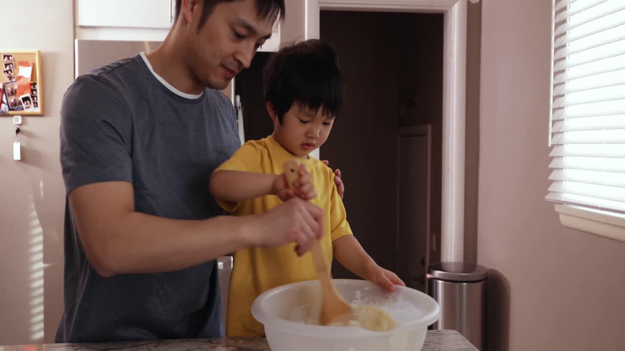 семья наслаждается временем, отдыхая вместе дома