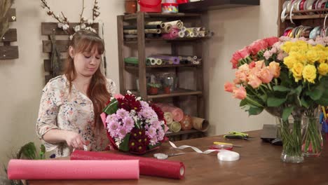 florista preparando un ramo de flores