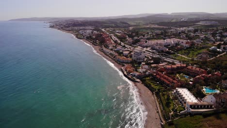 Luftaufnahme-über-Der-Küste-Von-Estepona-Mit-Türkisfarbenem-Wasser-Des-Alboran-Meeres