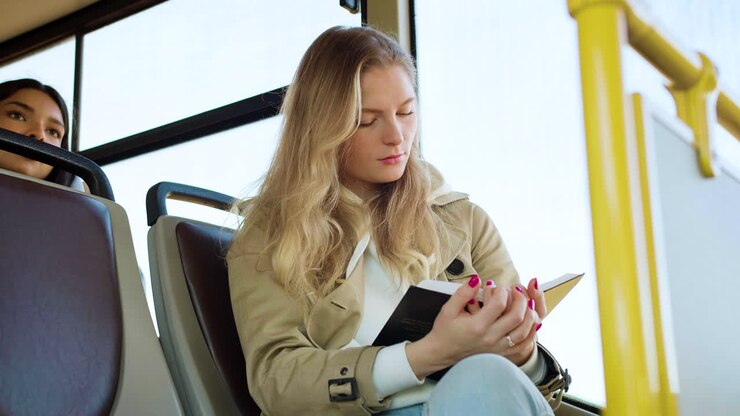 Primo piano di una giovane donna sull'autobus