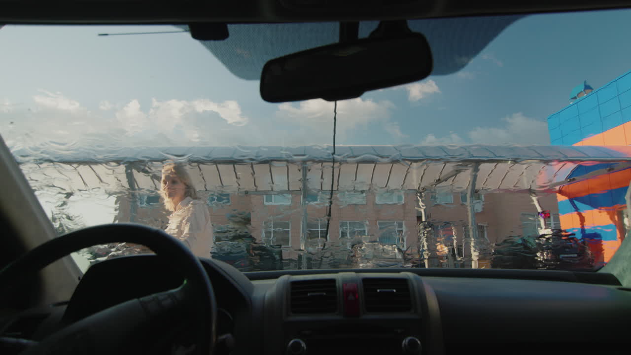 셀프 서비스 세면대에서 세차하는 여성 4