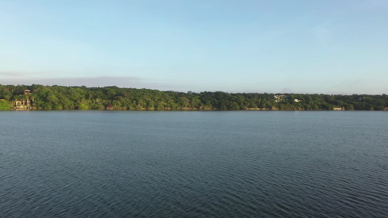 vista aérea de drones, lago laguna bacalar, quintana roo, méxico