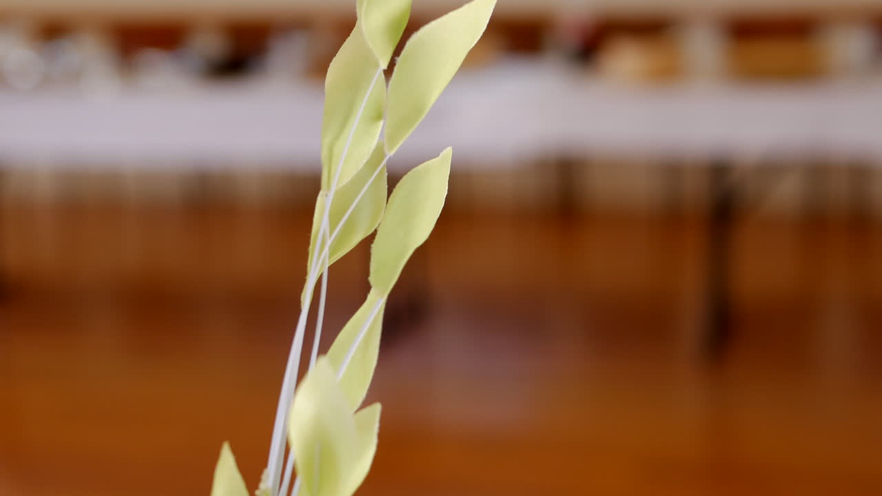 장식용 잎 테이블 장식. 위로 기울다