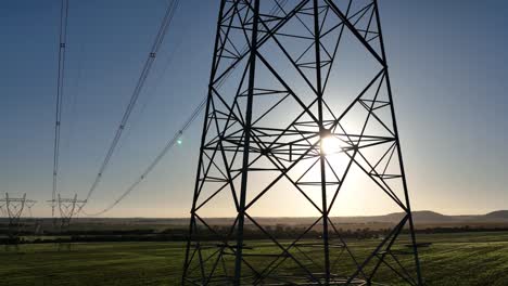 seguimiento de drones alrededor de la estructura de energía cerca de la puesta del sol