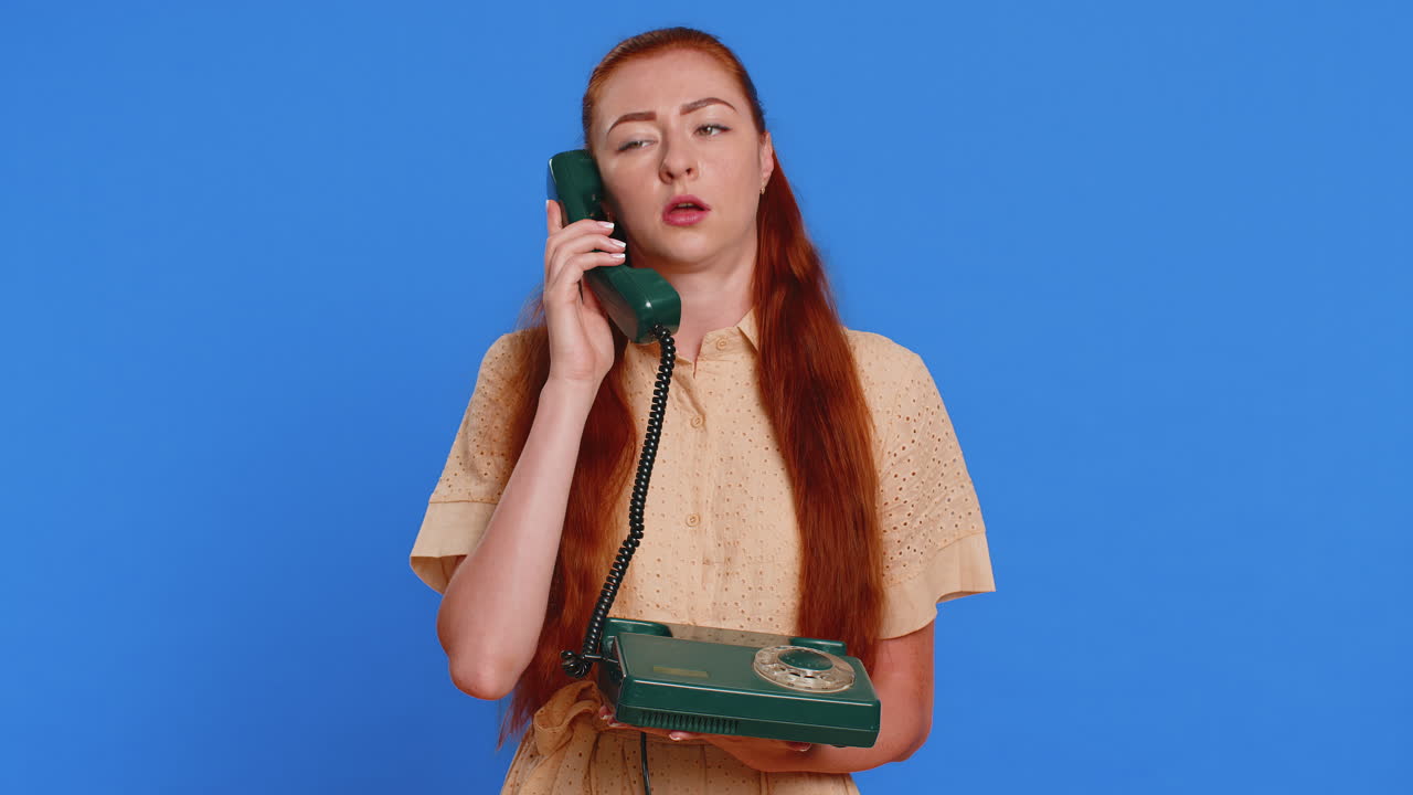 무관심한 피곤한 잠자는 여자가 유선 빈티지 전화로 이야기하고, 짜증나는 지루한 대화