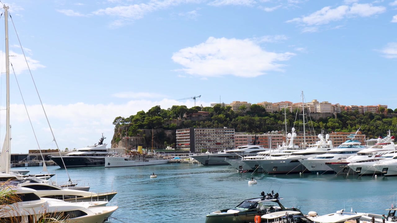 Yacht di lusso ormeggiati a Port Hercule Monaco