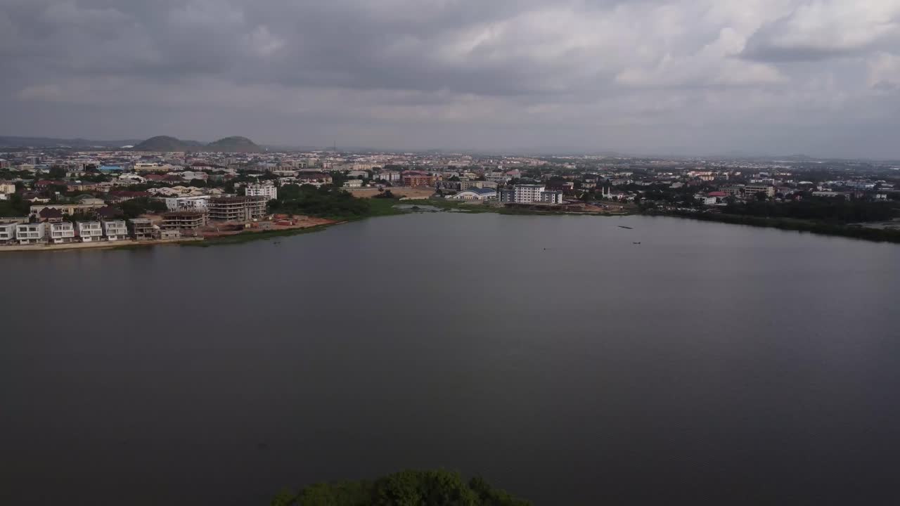 Veduta aerea del lago Jabi e del panorama urbano di Abuja.