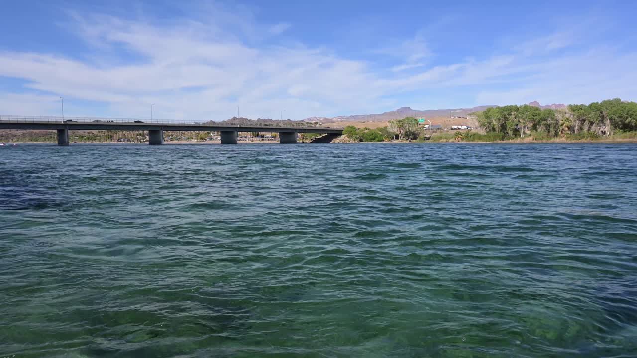 disparo de ángulo bajo del río