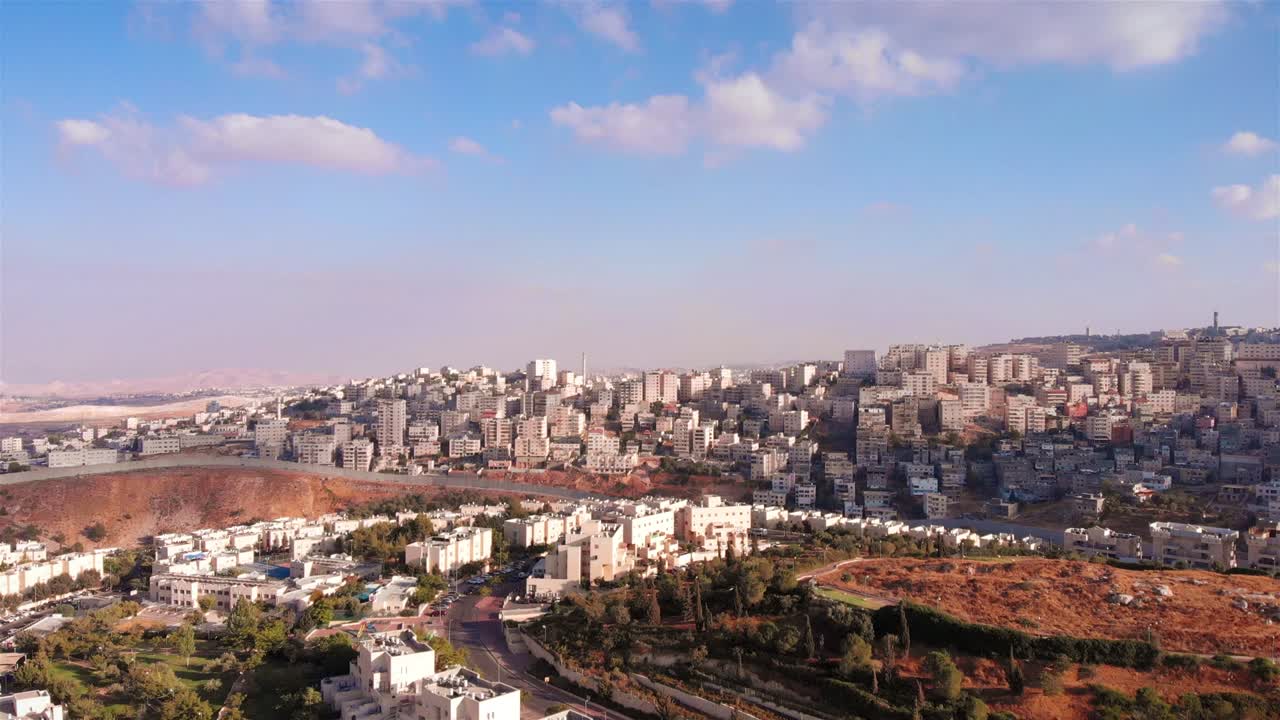 imágenes aéreas de la ciudad de israel y palestina dividida por una valla