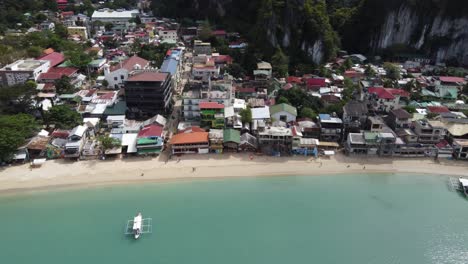 Pequeña-Isla-Tropical-De-La-Ciudad-De-El-Nido-Y-Tejados,-Un-Puerto-Frente-A-La-Playa-En-Bacuit-Bay,-Filipinas,-Disparo-De-Drone