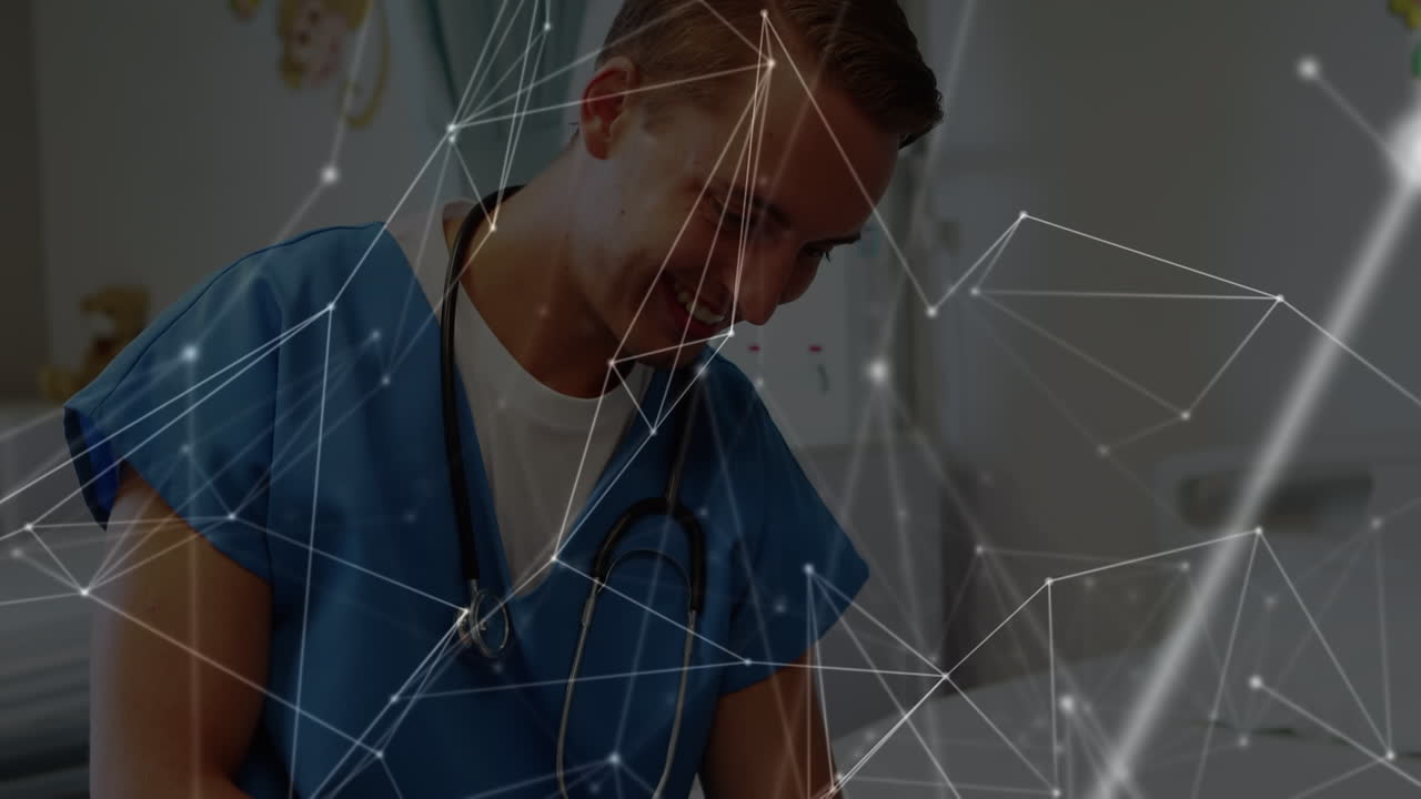 Animazione di una rete di connessioni sovrapposta a un medico maschio caucasico che usa un tablet.