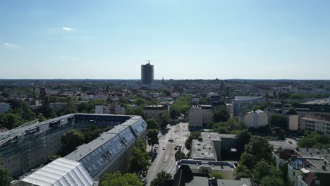 Increíble-Vista-Aérea-Superior-Vuelo-Campanario-Lukas-Iglesia-Ciudad-Berlín-Steglitz,-Alemania-Verano-Día-2023