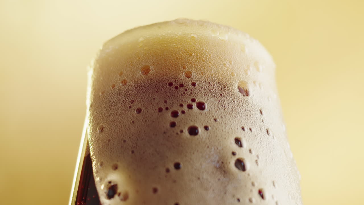 컵에 맥주를 부는 것