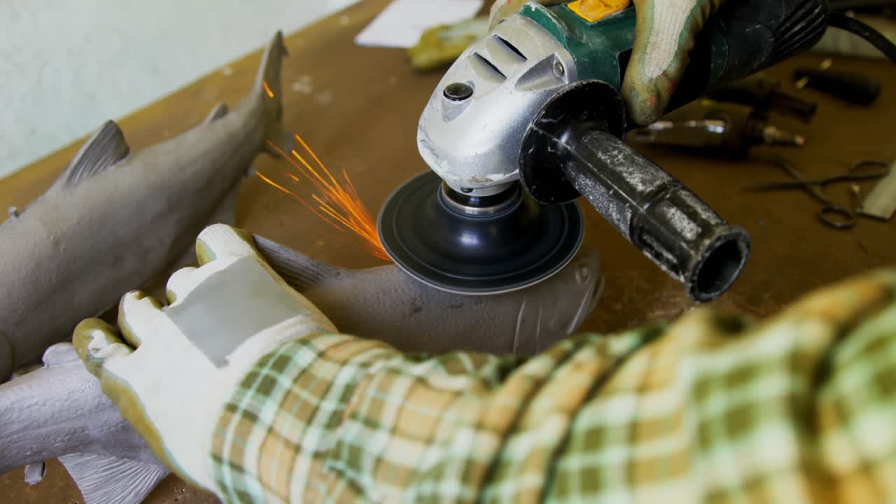 artesano trabajando en el taller 4k