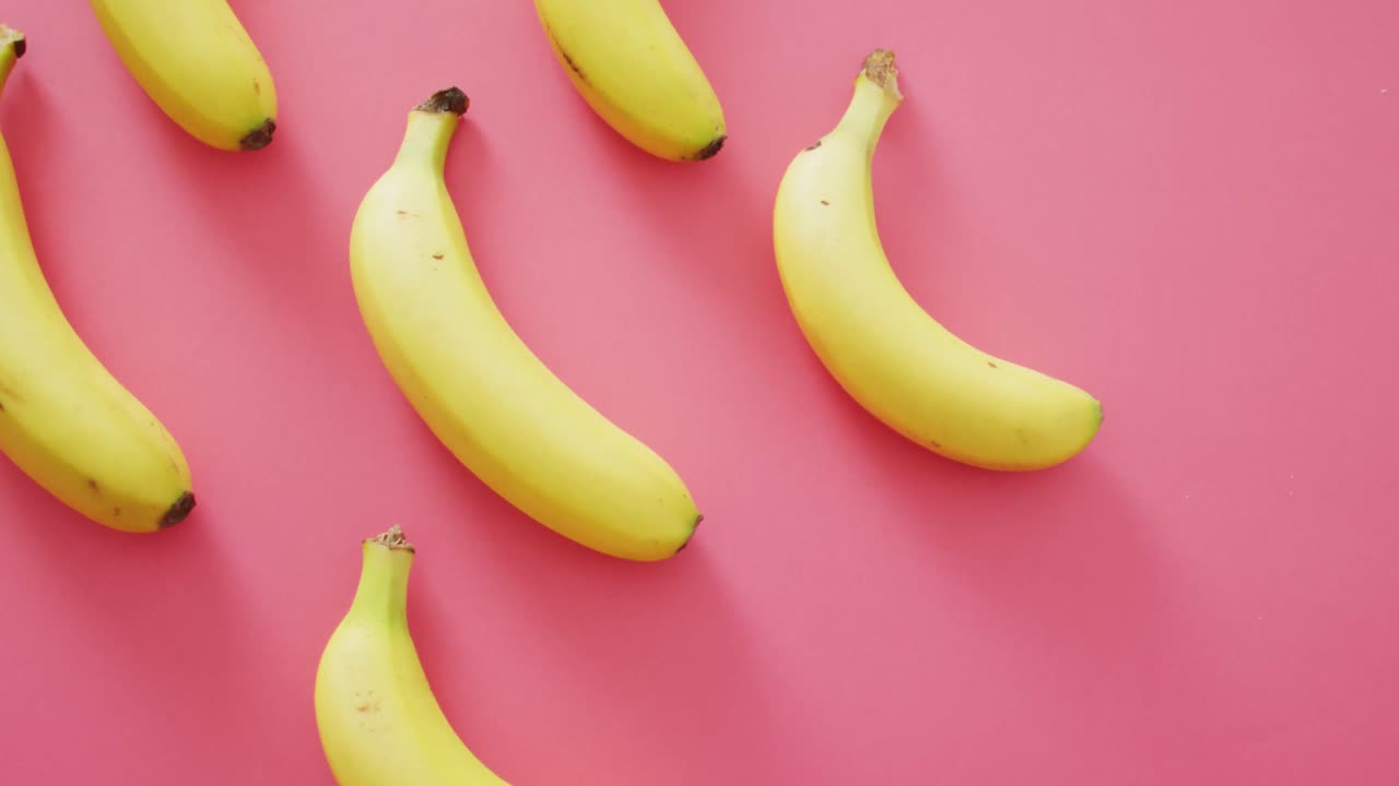 video de plátanos frescos con espacio de copia en fondo rosa