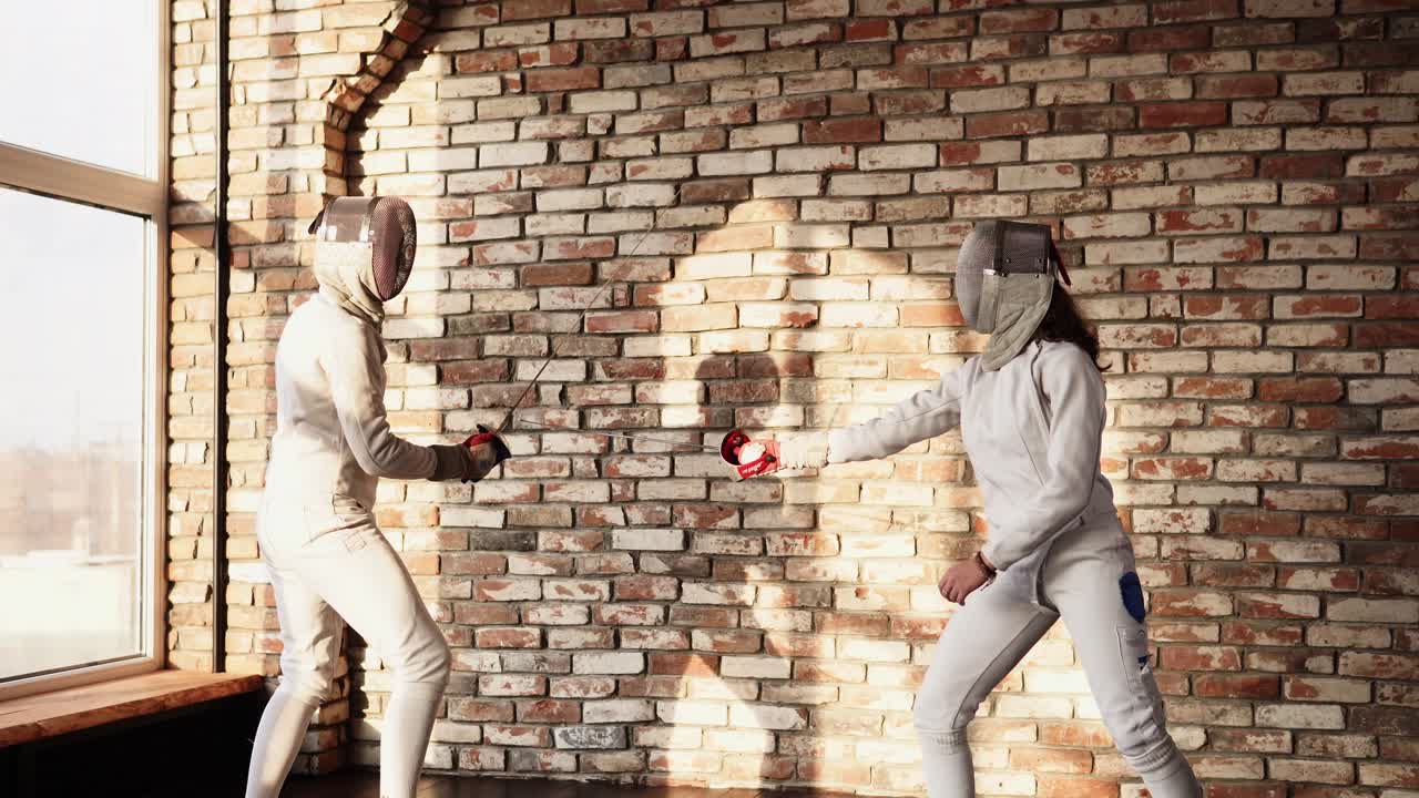 dos mujeres de esgrima