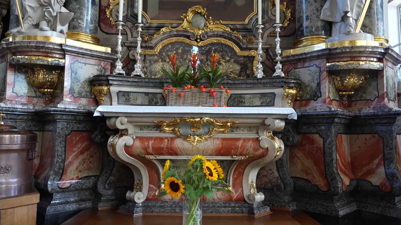 Scatto dettagliato con focus sulle decorazioni in foglia d'oro e sull'arte religiosa sull'altare del monastero di Einsiedeln