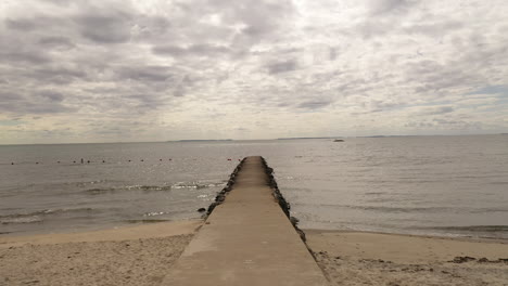 Blick-Auf-Einen-Pier-An-Einem-Bewölkten-Tag-In-West-Beach-Connecticut-Slow-Push