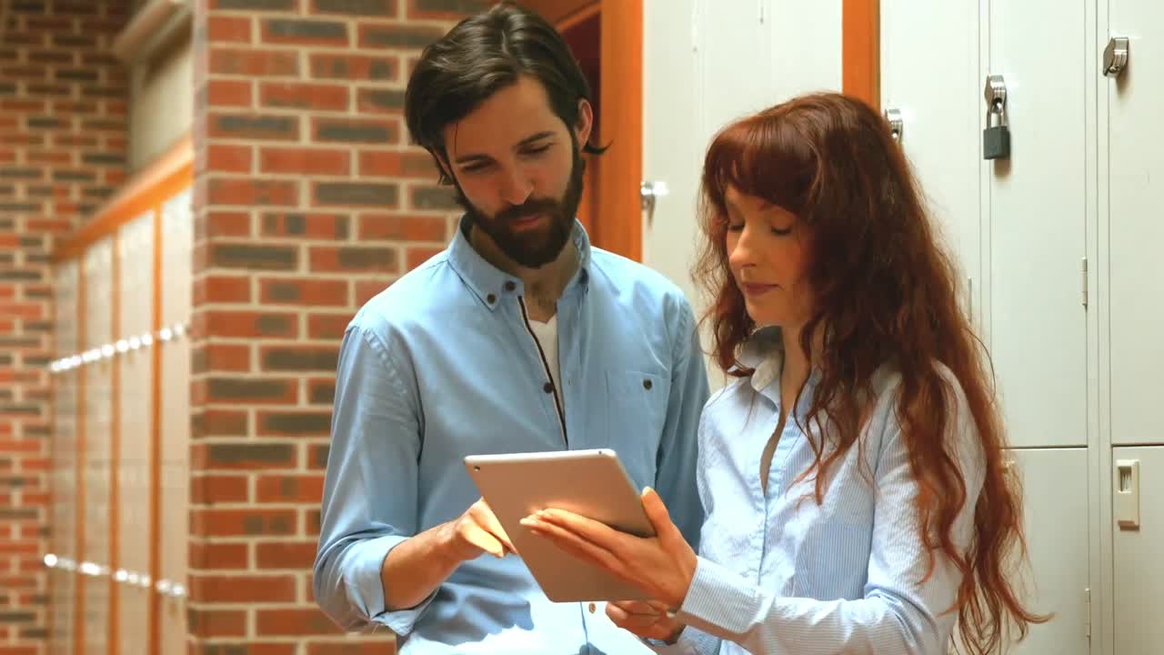dos estudiantes felices usando una tableta