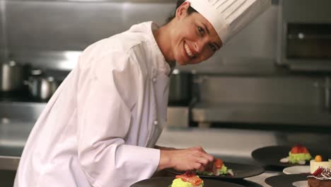 chef sonriente finalizando los platos