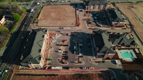 equipo de elevación verde en acción, sitio de construcción para un complejo residencial en el sur de atlanta, georgia, estados unidos