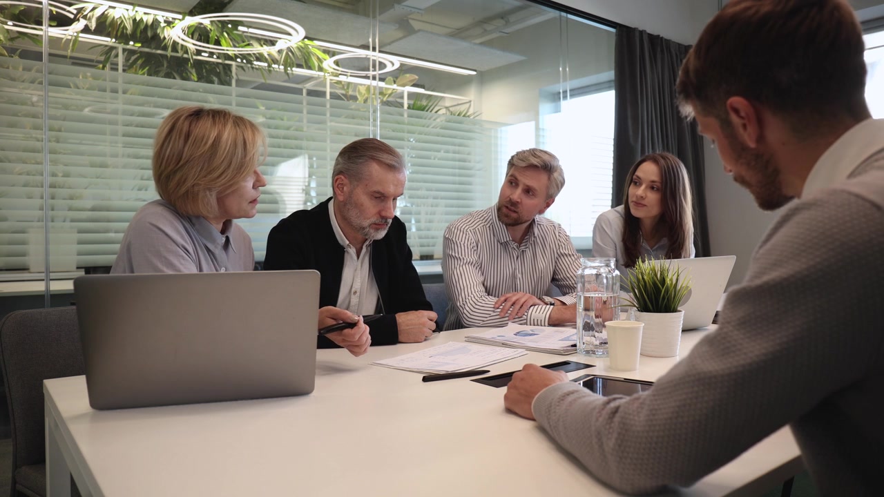 Team aziendale professionale che collabora in una riunione in ufficio moderno