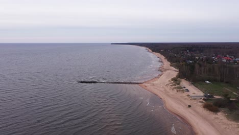 Costa-Del-Mar-Báltico-Con-Topo-Y-Playa-De-Arena-En-Vista-Aérea-De-Drones