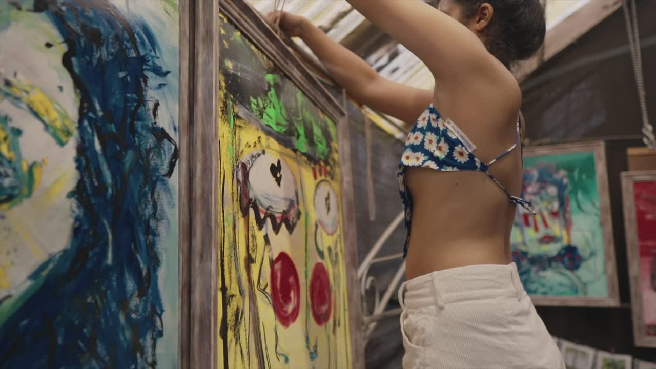 인도 의 예술 갤러리 에 걸어 놓고 있는 벽화 에 매 ⁇  을  ⁇ 고 있는 아름다운 소녀