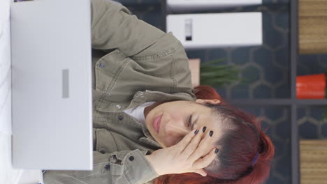사업가 여성의 수직 비디오는 노트북에서 그의 실패를 슬프게 보고 있습니다.