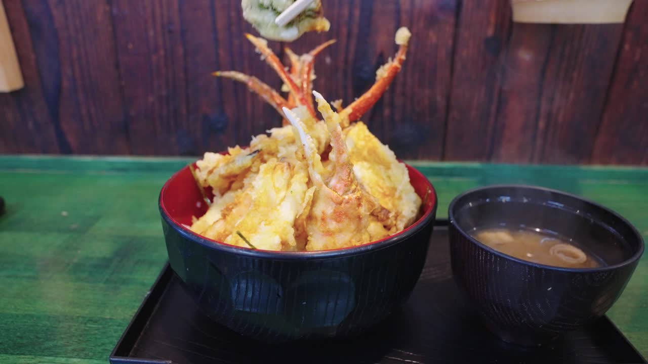 Deliciosas Garras de Caranguejo, Refeição Tempura Tendon em Kinosaki Onsen, Japão.