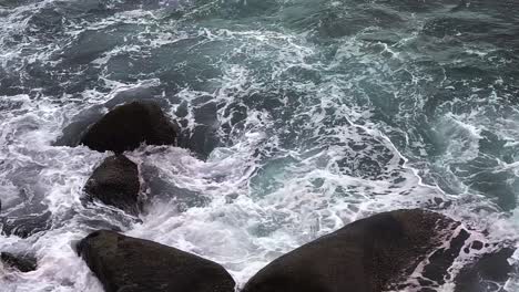 las olas del océano chocando contra las rocas