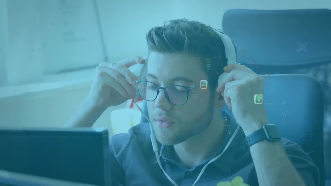 animación de la red de conexiones e iconos de medios sobre el hombre de negocios en el escritorio utilizando la computadora