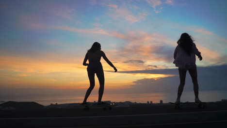 una escena de puesta de sol muestra a dos amigos en cámara lenta, patinando en una carretera con montañas y un cielo pintoresco. están vestidos con pantalones cortos