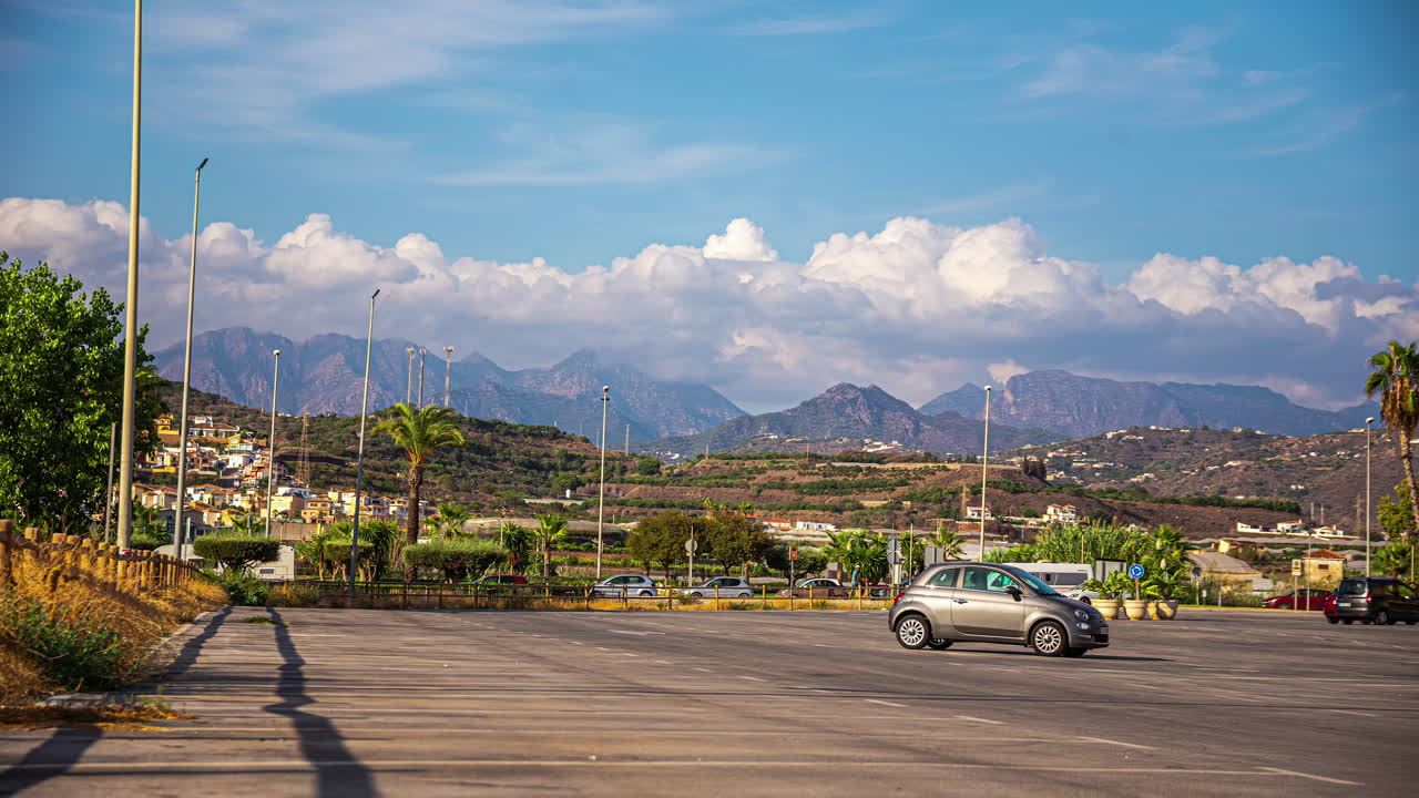вид с парковки, когда облака переворачиваются над отдаленными холмами
