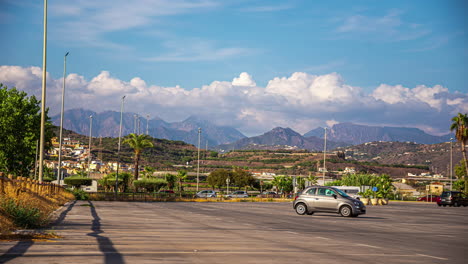 Blick-Vom-Parkplatz,-Während-Wolken-über-Ferne-Hügel-Rollen