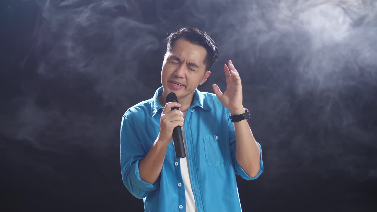 hombre cantando en un micrófono