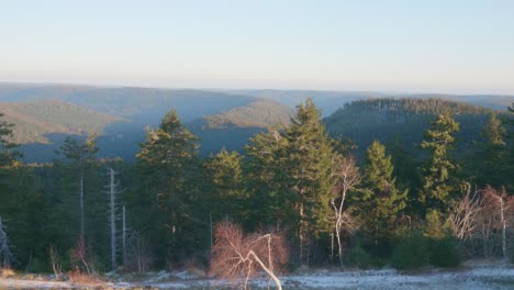 Aufsteigende-Drohne-Enthüllt-Berglandschaft