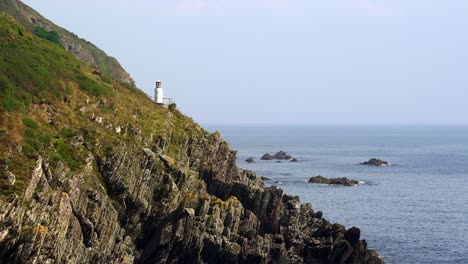 faro de spy house point en los acantilados cerca de polperro en cornwall, inglaterra, reino unido