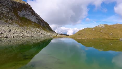 Perfekte-Reflexion,-Die-über-Den-Bergsee-Fliegt