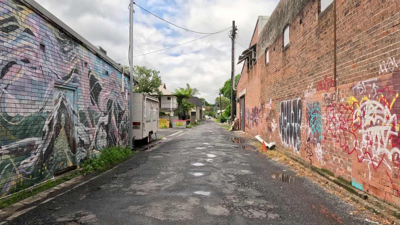 그래피티로 인 골목길을 걸어다니는