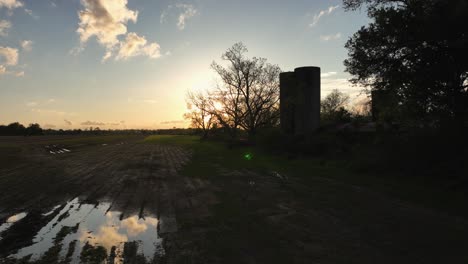 el atardecer sobre una granja en alabama revela