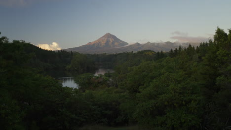 Einheimische-Waldlandschaft-In-Neuseeland-Mit-Lake-Mangamahoe-Und-Mount-Taranaki