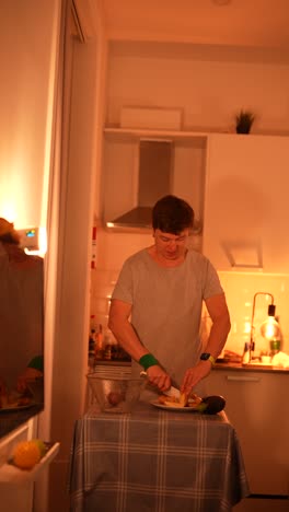 hombre preparando la cena