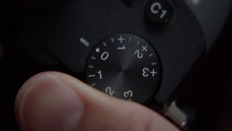 girar el dial de exposición en la cámara digital, cerrar la vista de arriba hacia abajo
